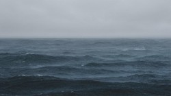 灰色大海风景桌面壁纸