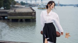 江边白色衬衫美女章若楠 桌面壁纸高清全屏