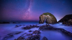 马头岩上空的银河 星空 风景桌面壁纸