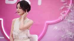 杨幂 白裙 粉色背景 美女壁纸