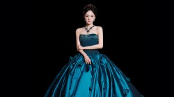 杨幂蓝色长裙子黑色背景美女壁纸 悬疑影视、动作影视、喜剧影视