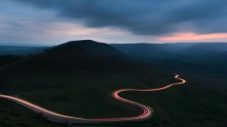晚上 远山 公路灯光风景桌面壁纸