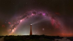 夜晚天空 星星 星系 灯塔 自然风景桌面壁纸