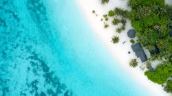 俯视 鸟瞰 蓝色海洋 海边沙滩度假 风景桌面壁纸