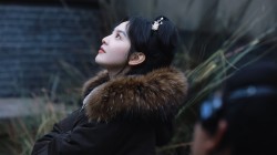 章若楠 侧脸 仰望 超清美女壁纸