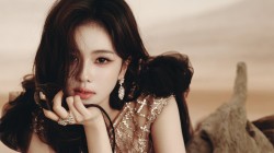一手托腮美女白鹿电脑壁纸
