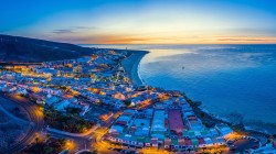 海边小镇的美丽夜景桌面壁纸