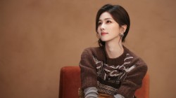 棕色毛衣漂亮美女白鹿高清电脑壁纸