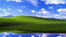 经典XP 蓝天白云绿草地 湖水 风景高清壁纸