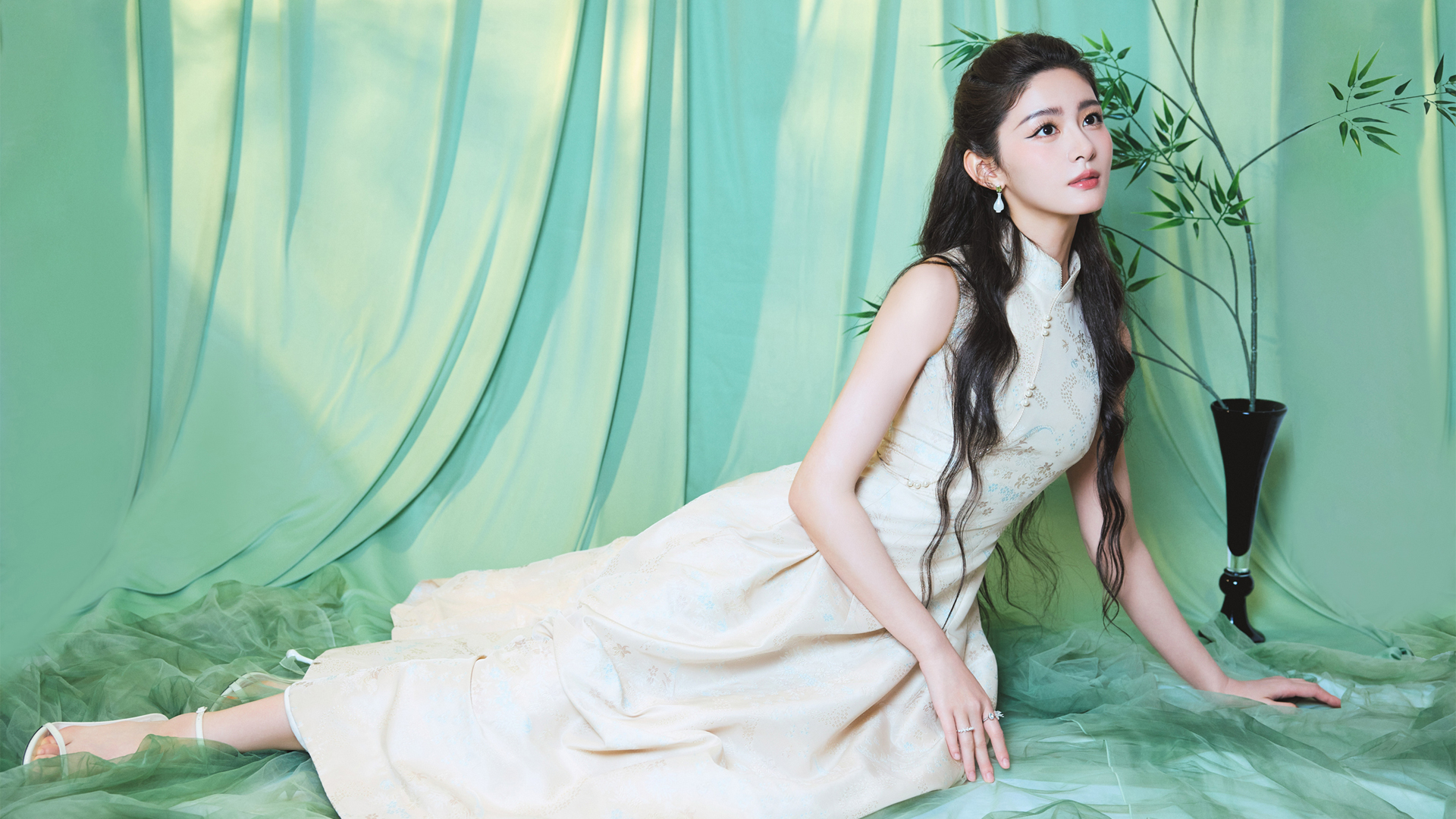 清新 白长裙美女 赵晴桌面壁纸