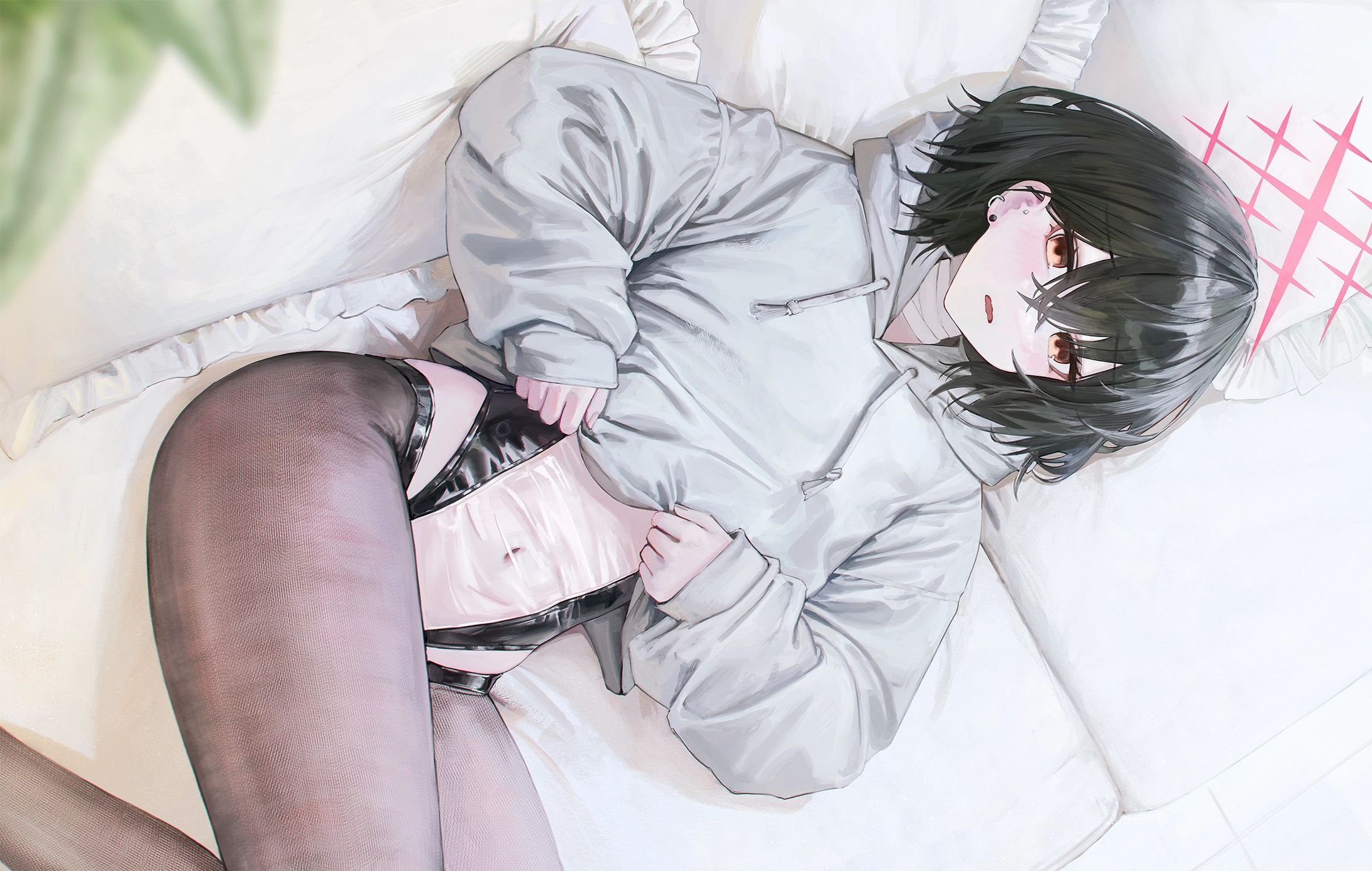 绷带_床_黑发_蓝色档案_脸红_棕色眼睛_沙发_光环_兜帽_今市真希_紧身衣_肚脐_连裤袜_透视_衬衫_短发