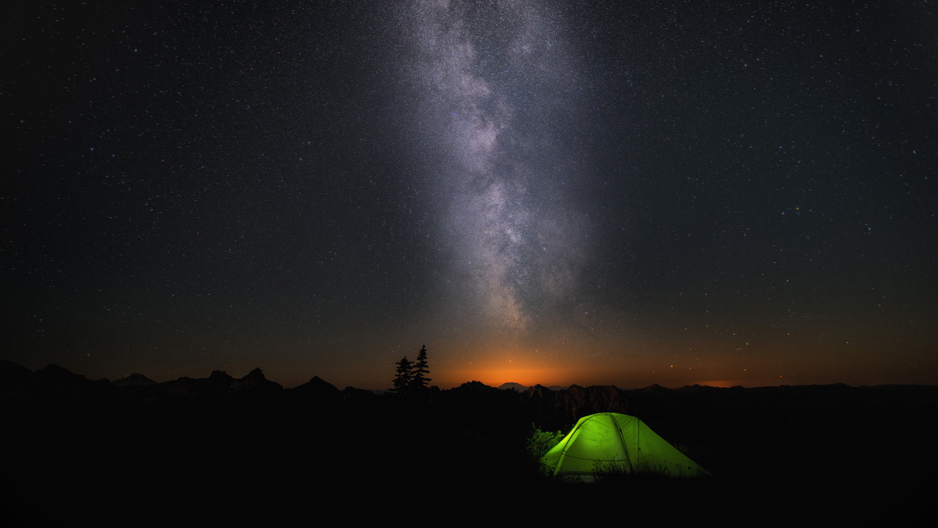 Windows10夜晚星空宿营桌面壁纸