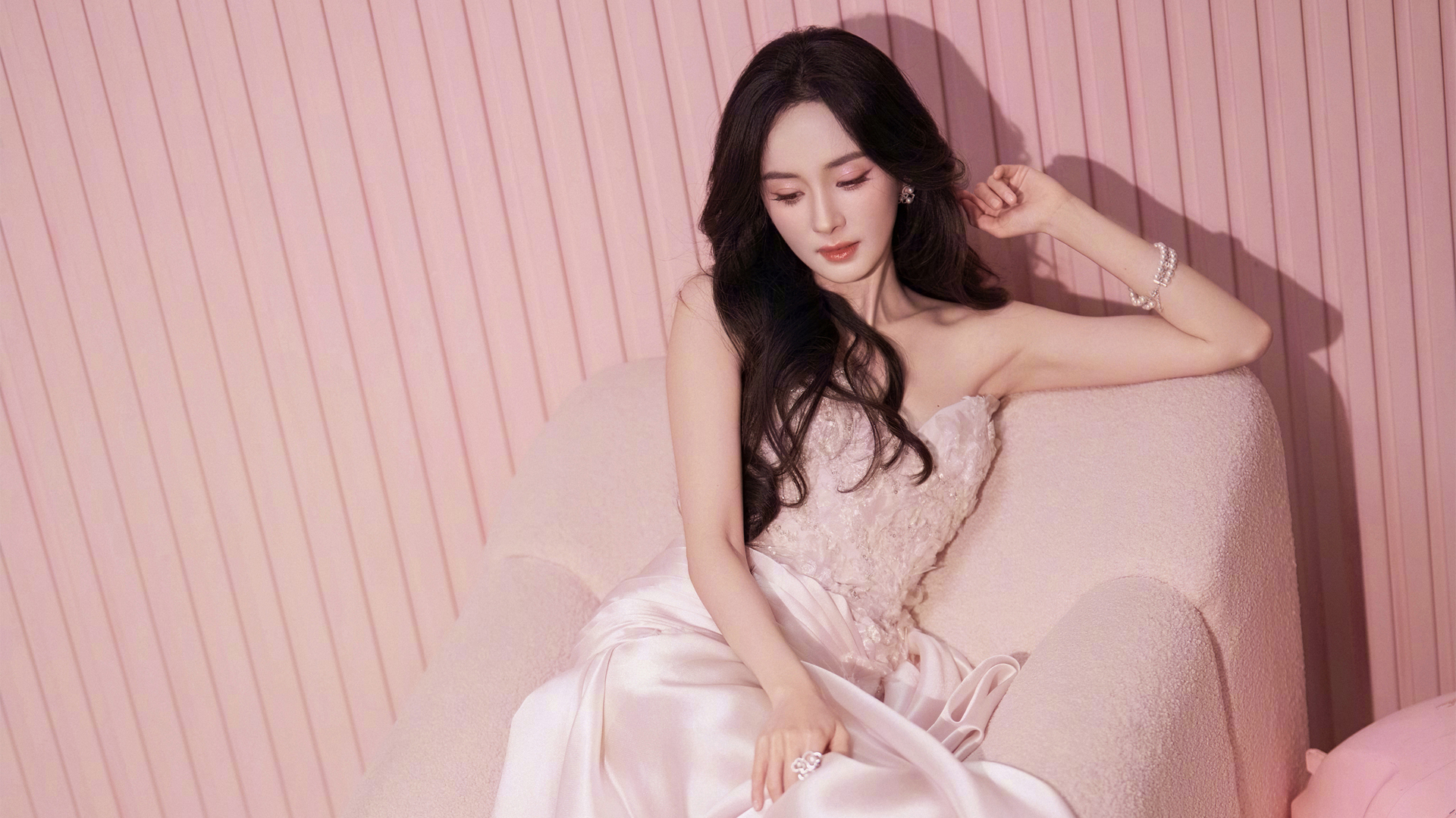 杨幂粉色裙子养眼美女高清壁纸 最新影视、热门影视、经典影视